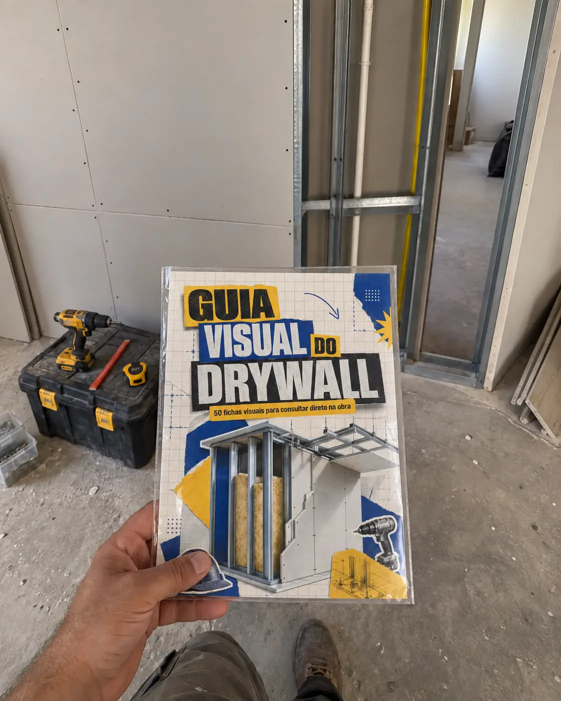 Pessoa utilizando o Guia Visual do Drywall 4